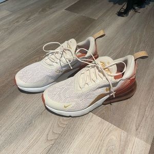 NIKE WOMENS AIR MAX 270 'LIGHT CREAM' /METALLIC GOLD-TERRA Size 6